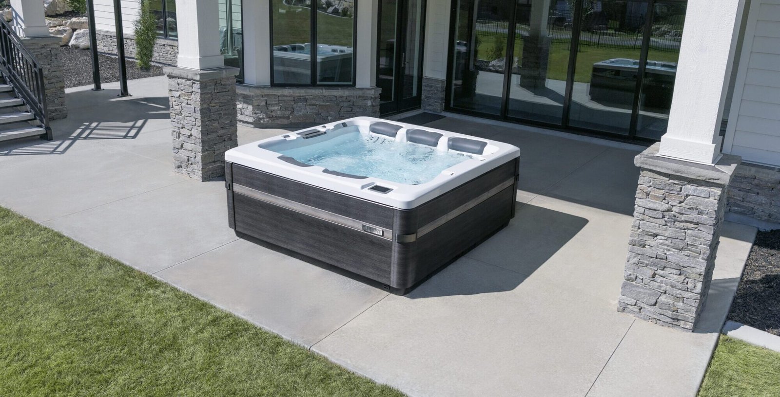 Spa Bullfrog installé sur une terrasse, photographie du fabricant