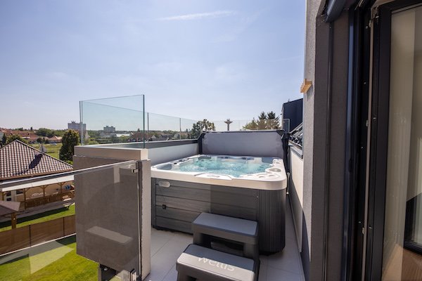 spa installé sur un balcon d'appartement