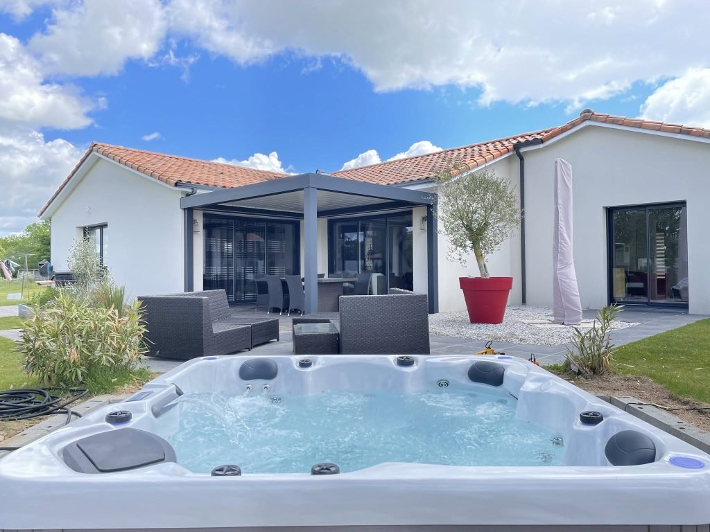 La maison vue depuis le spa — vue 1